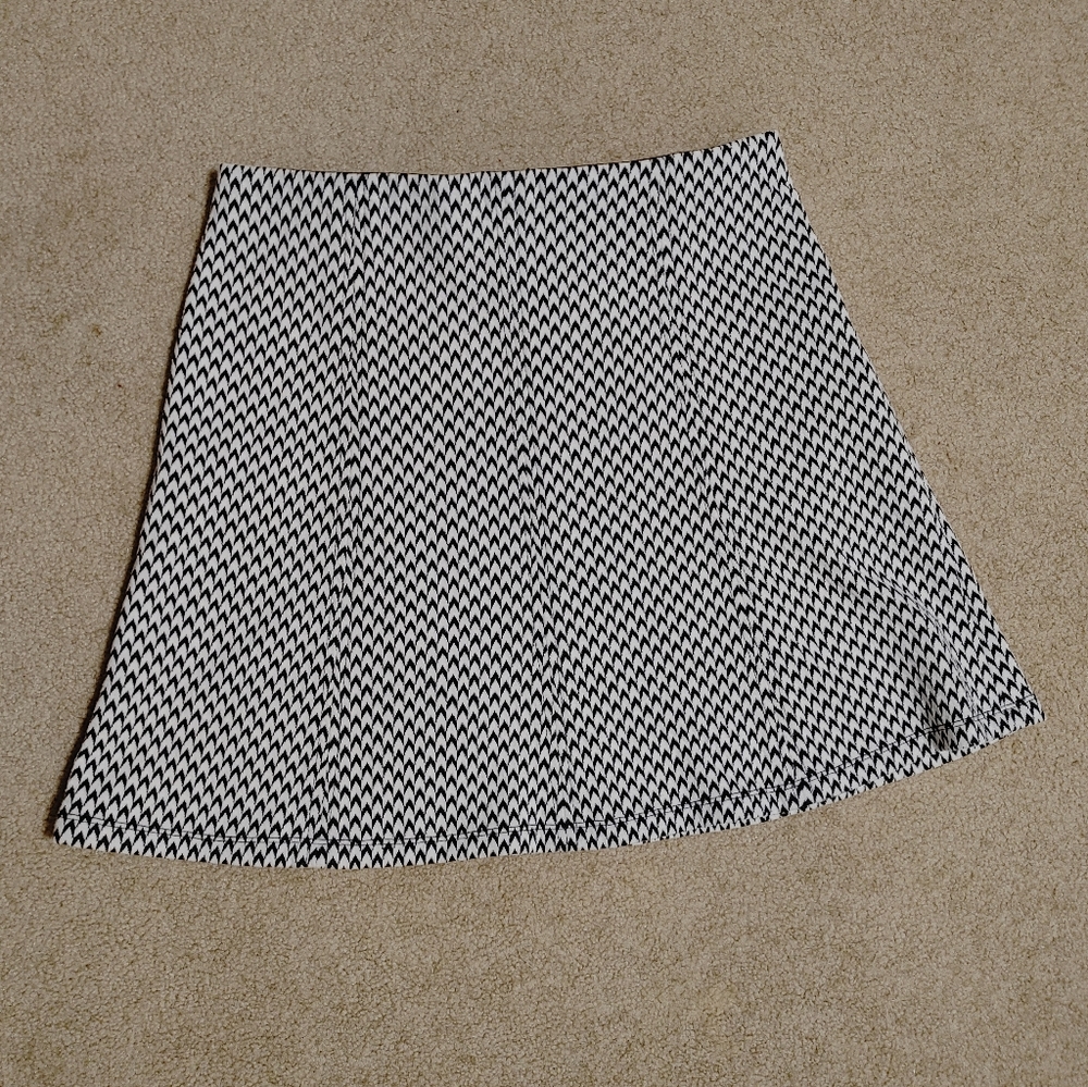 LOFT Skater Skirt black and white. So cute size Medium M
